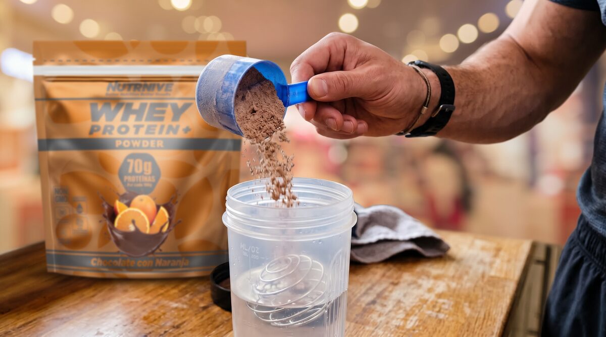 Cucharada de proteína cayendo en un shaker NUTRIVIVE