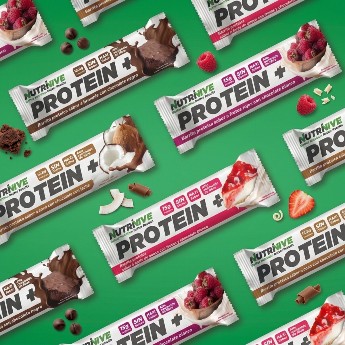 Barras de proteína NUTRIVIVE Protein+ de cuatro sabores sobre fondo verde, con brownie, coco, frutos rojos y tarta de queso